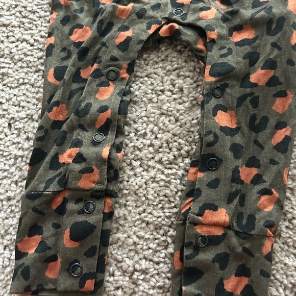 Posh Peanut Eli Racerback Henley Romper 2T unisex (Sold out Cheetah Print - Picture 6 of 11